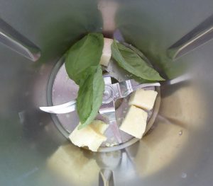 Parmesan und Basilikum in den Mixtopf geben