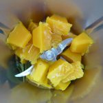 Minzblätter und Mango-Eiswürfel