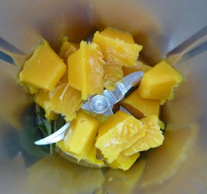 Minzblätter und Mango-Eiswürfel