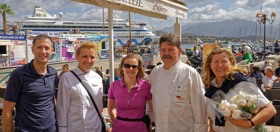 Franz (1) und Carmen (3) in Ajaccio, Korsika, mit dem Küchenchef der AIDAaura, Michael Krenn (4), Chef de Cusine des Selection-Restaurants Teresa Marcan (2) und Hotelmanagerin Mary Zelenka (5).