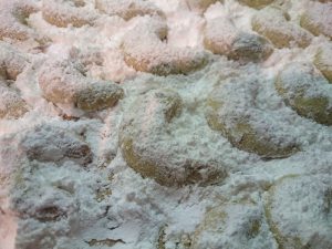 Möglichst rundum mit Puderzucker bedecken
