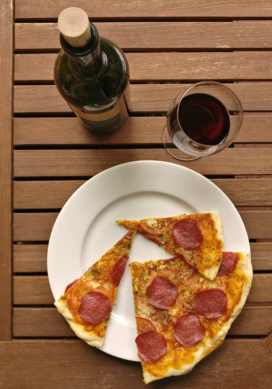 Pizza vom Grill und dazu ein Glas Rotwein aus Sizilien