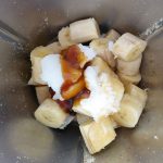 Bananen mit Kokosöl, Vanilleextrakt, Ahornsirup pürrieren