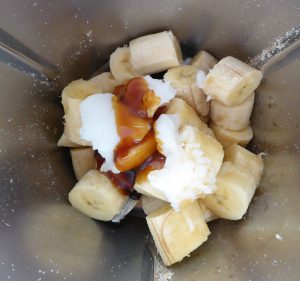 Bananen mit Kokosöl, Vanilleextrakt, Ahornsirup pürrieren