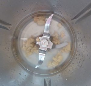 Hefe mit Wasser und Zucker aktivieren