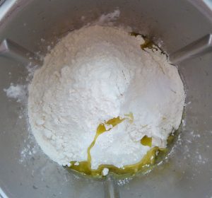 Mehl, Öl und Salz dazugeben