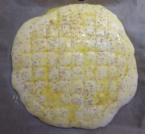 Fladen mit Ei-Milch-Öl-Mischung und Sesam