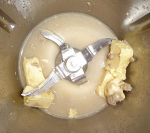 Hefe mit Wasser, Butter und Zucker aktivieren