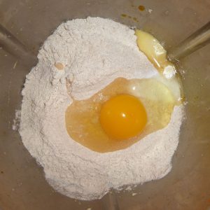 Kürbismus, Mehl, Salz und Ei dazugeben