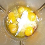 Puder-Xucker, Eier, Vanillemark und Zimt dazugben