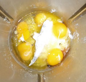 Puder-Xucker, Eier, Vanillemark und Zimt dazugben