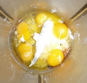 Puder-Xucker, Eier, Vanillemark und Zimt dazugben