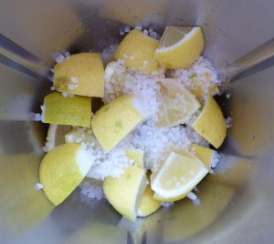 Zitronen und Meersalz in den Mixtopf geben