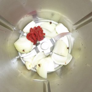 Knoblauch, Zwiebeln, Tomatenmark mit Öl andünsten