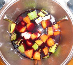 Schmorgemüse, Wasser, Wein auffüllen