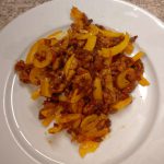 "Pulled" mit Paprika, Zwiebeln und BBQ-Sauce verarbeitet