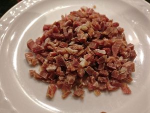 Speck sehr fein würfeln