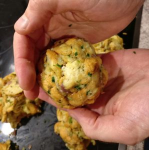 Knödel mit nassen Händen formen