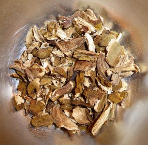 zerkleinerte Steinpilze mit kochendem Wasser übergießen