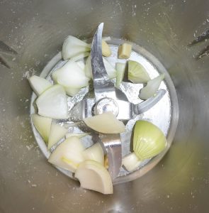 Zwiebeln und Knoblauch zerkleinern