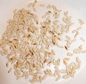 Pinienkerne anrösten