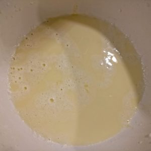 Milch und Eigelb verquirlen