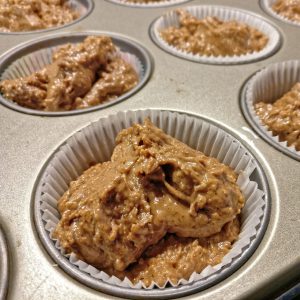 in Muffin-Förmchen füllen