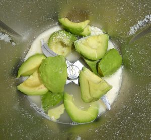 Avocado, Nudelwasser, Zitronensaft, Pfeffer und Salz dazugeben