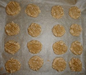 angebackene Cookies mit der Gabel flach drücken
