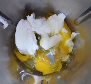 Eier und Quark in den Mixtopf geben