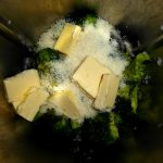 Brokkoli, Butter, Parmesan und Gewürze dazugeben