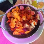 Bier-Currywurst mit Kartoffelwedges