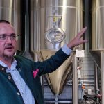 Steffen Marx erklärt den Brauvorgang