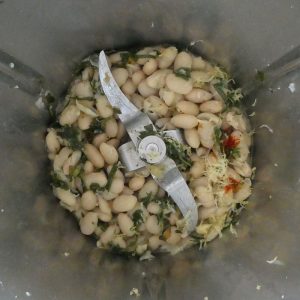Zitronenschale und gerächerten Paprika dazugeben und pürieren