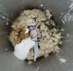 Minze und Joghurt untermischen