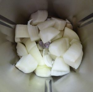 Zwiebeln in den Mixtopf geben