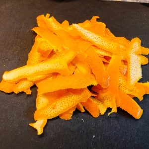 Orangenschale dünn abschälen