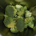 Brokkoli in den Mixtopf geben