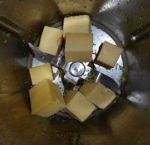 Käse in den Mixtopf geben
