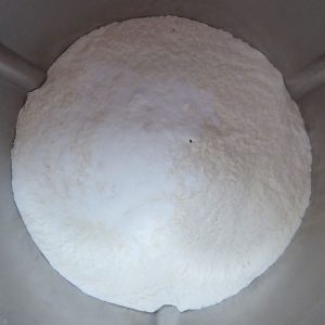 Mehl und Backpulver mischen