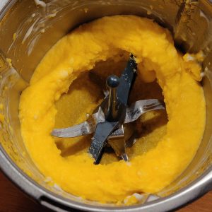 mit Mangopüree cremig geschlagen